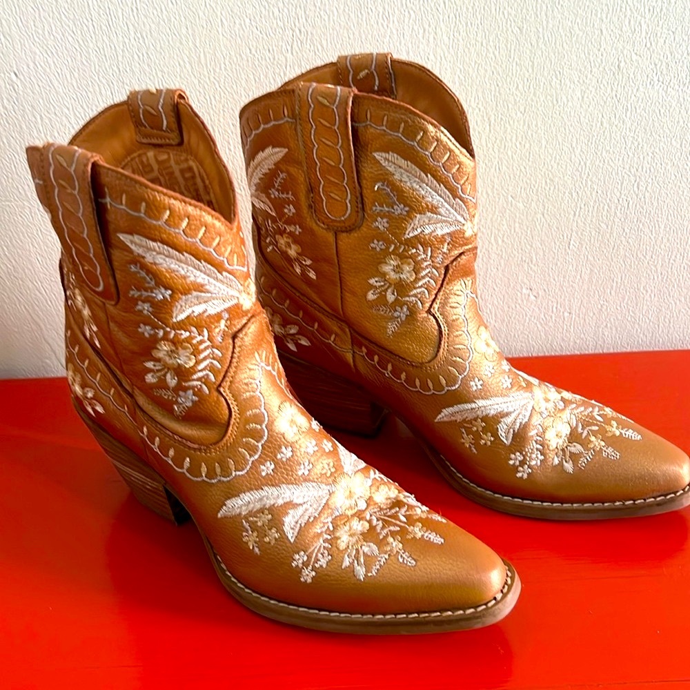 Priced to go! Dingo Primrose Embroidered bronze metallic Western Booties sz 8